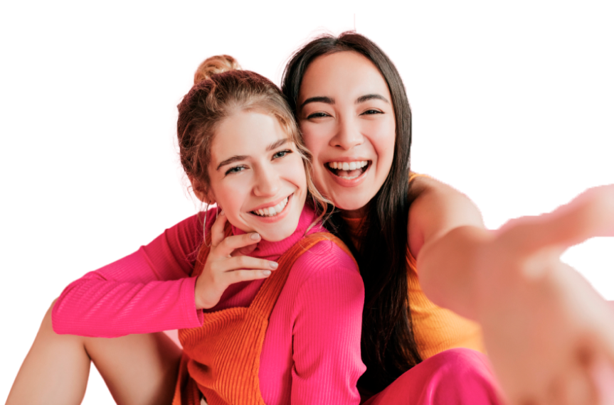 Plano medio de dos jóvenes sonriendo